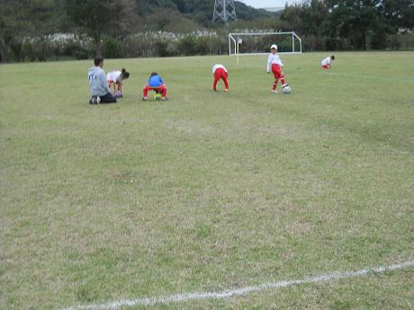 練習するコーチの目も 下がりっぱなし 1028 1dscn0835